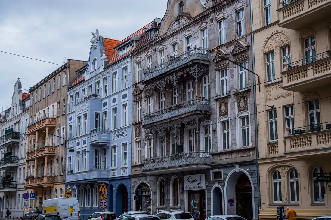Gründerzeit-Altbaufassade mit hohen Fenstern und Stuck