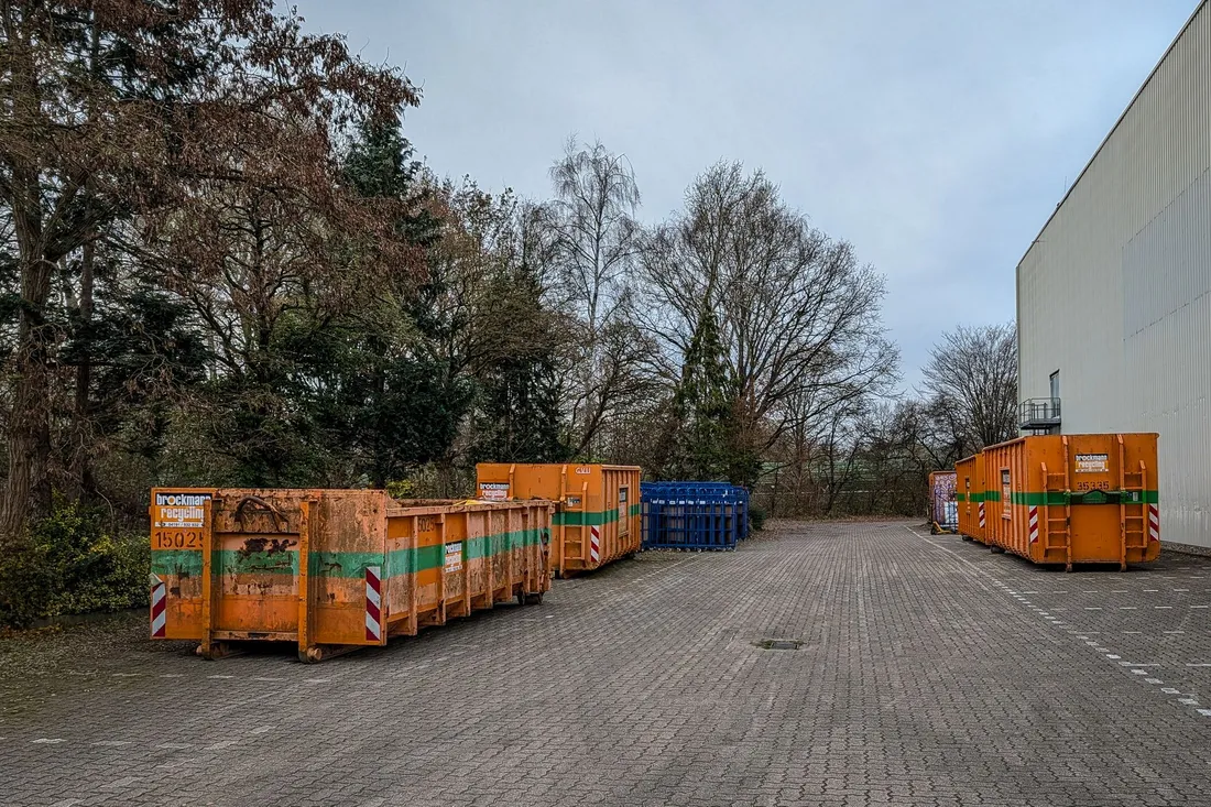 Container voller Sperrmüll und ausrangierter Möbel bei einer Räumung