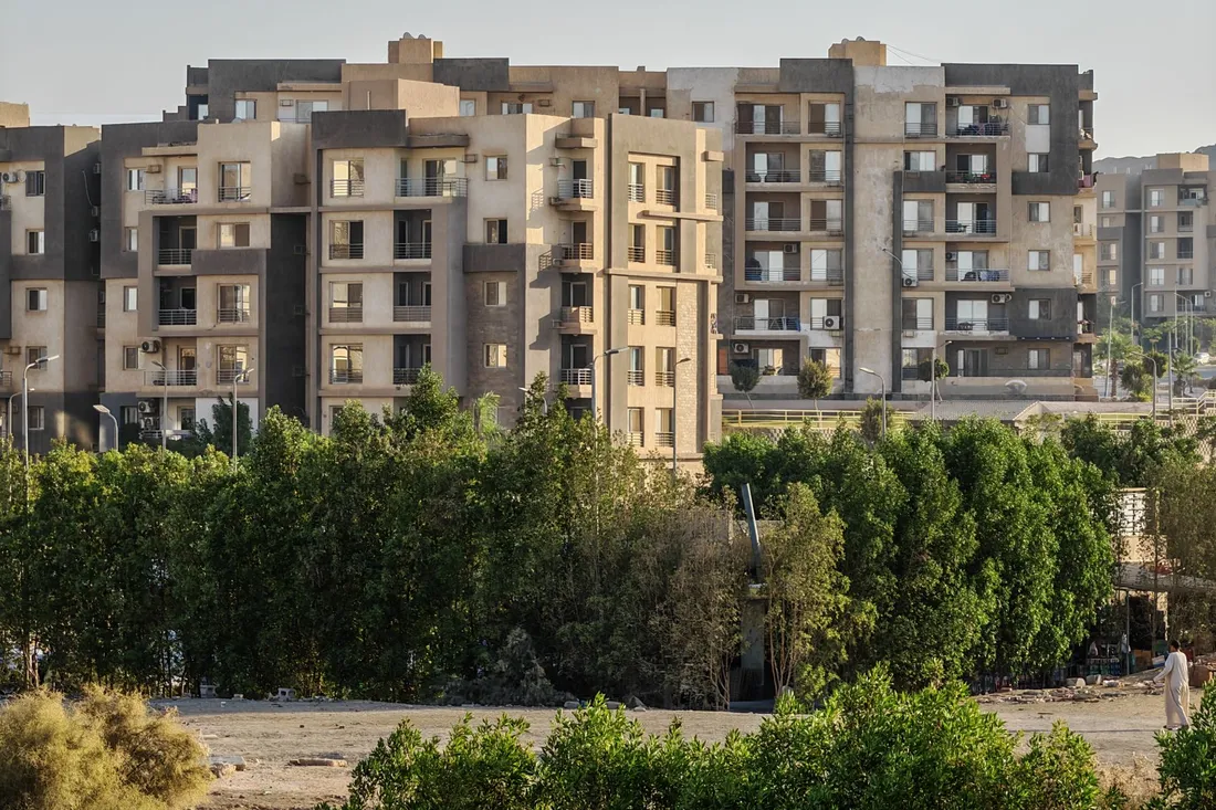 Moderne Wohnsiedlung mit mehrgeschossigen Häusern