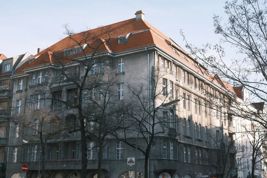 Straße mit Gründerzeithäusern und parkenden Autos