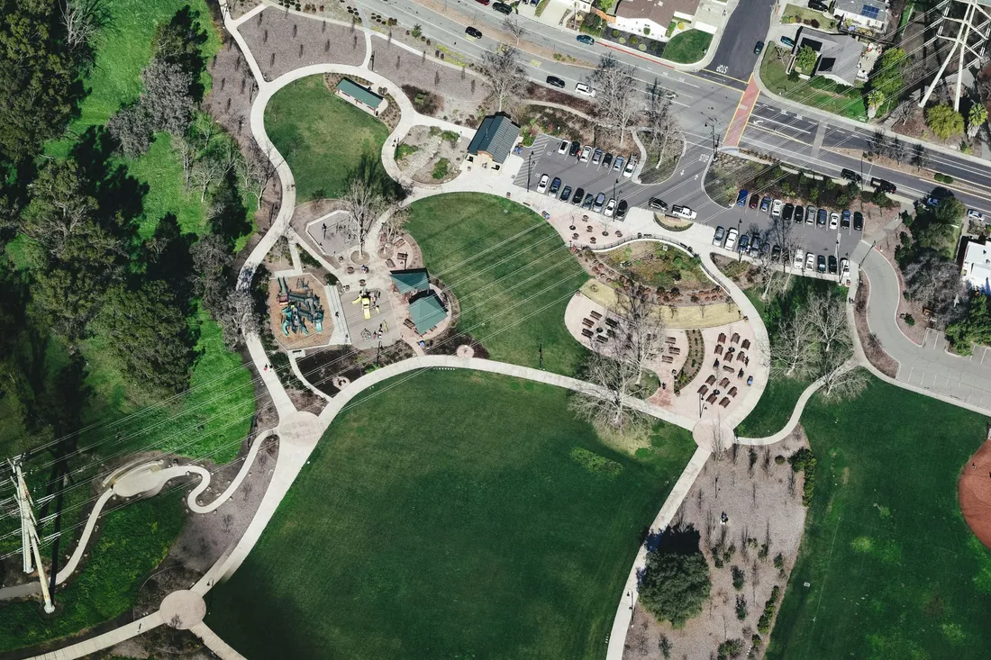 Weitläufiger Park mit altem Baumbestand und Wiese